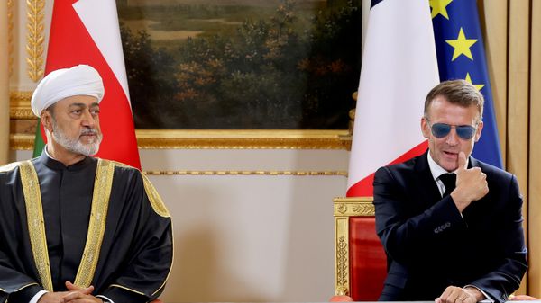 Эммануэль Макрон во время встречи с султаном Омана Хейсамом бен Тариком - Sputnik Беларусь