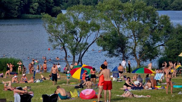Жареное солнце больших городов: спасение от зноя в Минске и окрестностях (фото) Жареное солнце больших городов: спасение от зноя в Минске и окрестностях (фото) - Sputnik Беларусь