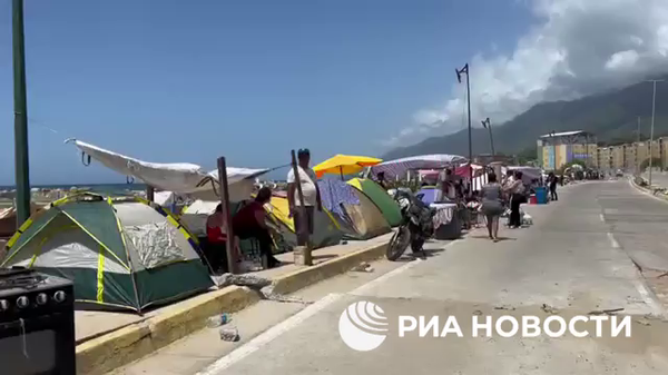 Сотни жителей района Маре-Абахо в районе Карлос Сублетт штата Ла-Гуайра разбили стихийные лагеря - Sputnik Беларусь