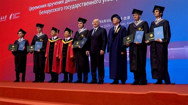Николай Лукашенко получил диплом Пекинского университета (видео) - Sputnik Беларусь