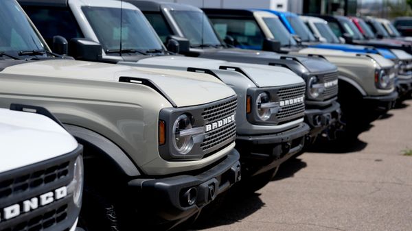 Внедорожники Ford Bronco на стоянке, архивное фото - Sputnik Беларусь