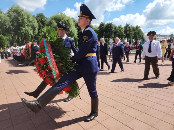 Возложение венков на Площади Победы в Витебске - Sputnik Беларусь