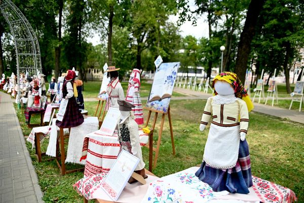Выставка кукол в сквере им. Громыко в Гомеле Выставка кукол в сквере им. Громыко в Гомеле - Sputnik Беларусь
