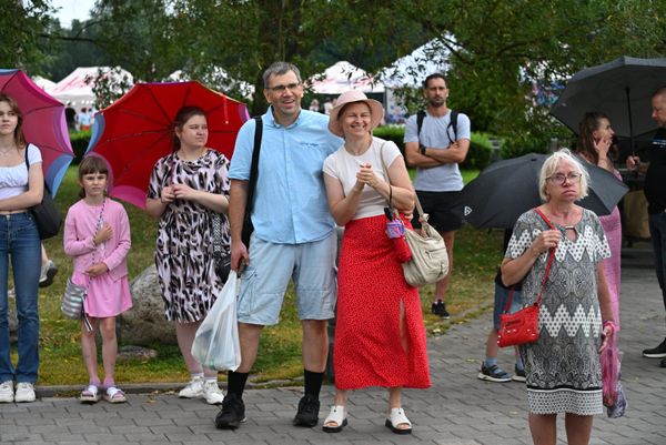 Несмотря на пасмурную погоду, у всех площадок толпится народ. - Sputnik Беларусь