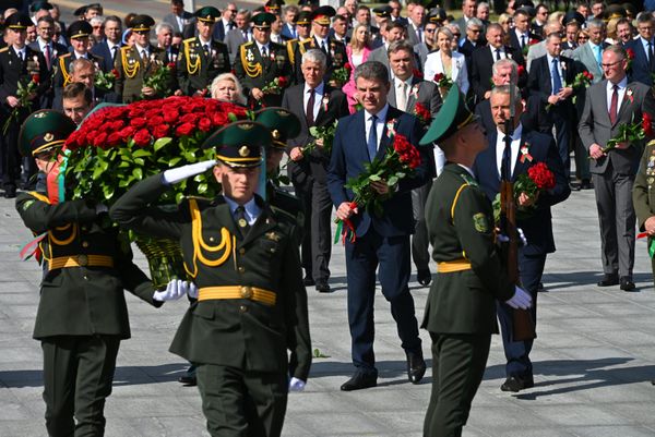 Мэр Минска Владимир Кухарев (в центре) на церемонии возложения цветов на Площади Победы в Минске - Sputnik Беларусь
