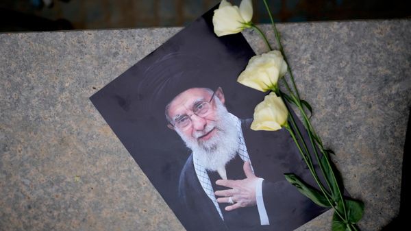 Розы лежат на портрете убитого верховного лидера Ирана аятоллы Али Хаменеи - Sputnik Беларусь