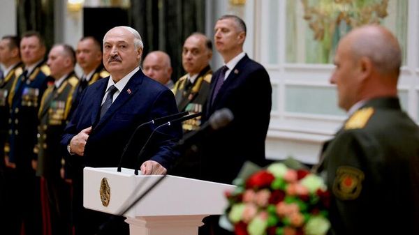 Александр Лукашенко на церемонии чествования выпускников военных вузов и высшего офицерского состава - Sputnik Беларусь