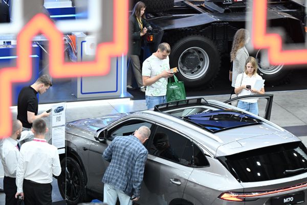 Автомобиль Москвич М70 на международной промышленной выставке Иннопром в Екатеринбурге - Sputnik Беларусь