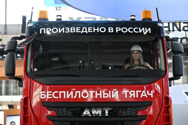 Беспилотный тягач АМТ на международной промышленной выставке Иннопром в Екатеринбурге - Sputnik Беларусь