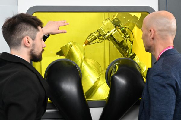 Технология 3D-печати металлических изделий прямое лазерное выращивание на международной промышленной выставке Иннопром в Екатеринбурге - Sputnik Беларусь