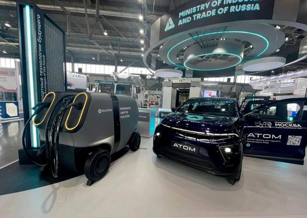 Беспилотная мобильная электрозарядная станция (ЭЗС) и автомобиль Атом на стенде Минпромторга России на международной промышленной выставке Иннопром в Екатеринбурге - Sputnik Беларусь