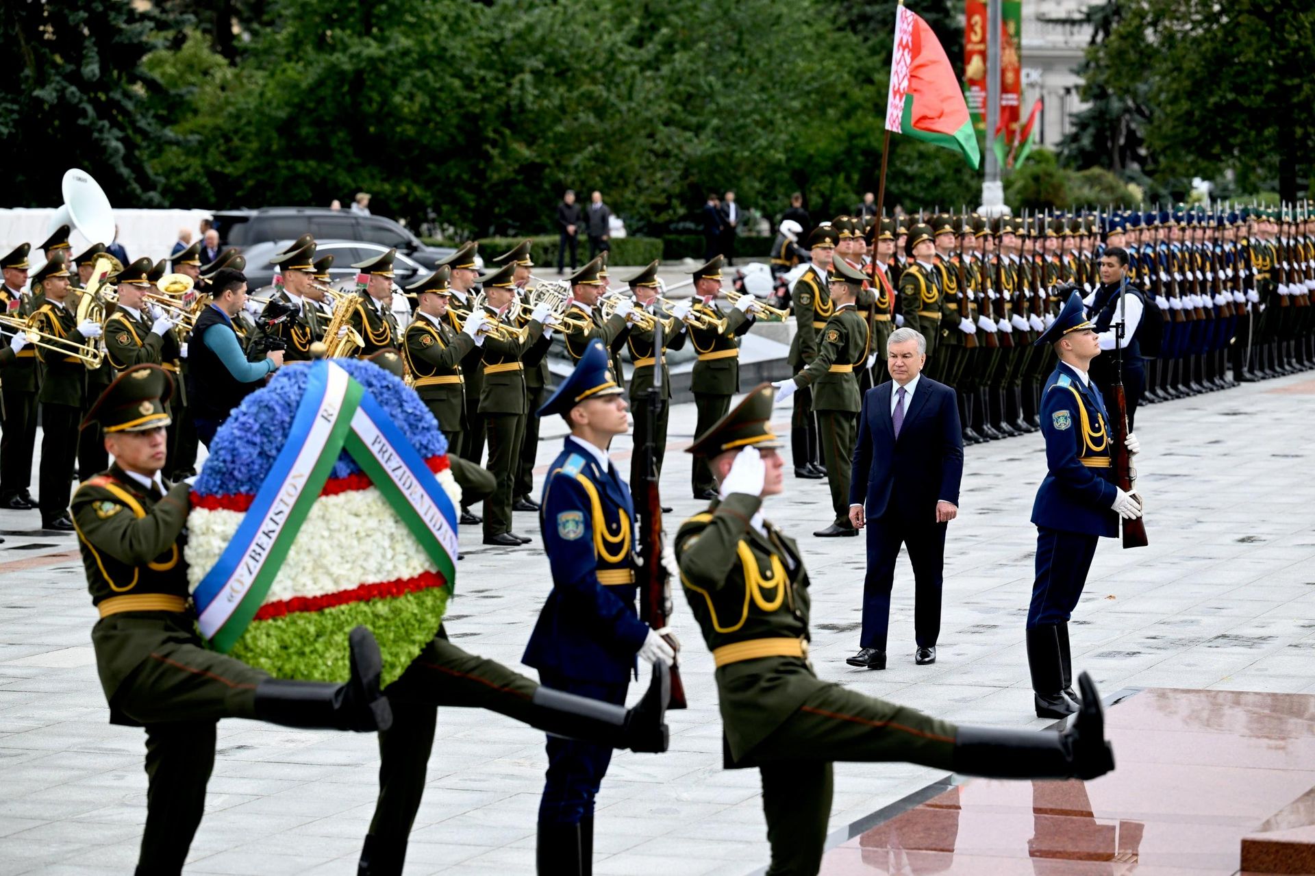 Президент Узбекистана возложил венок к Монументу Победы в центре Минска. - Sputnik Беларусь, 1920, 08.07.2026