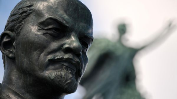 Памятник Ленину на центральной аллее парка культуры и отдыха ВДНХ в Москве - Sputnik Беларусь
