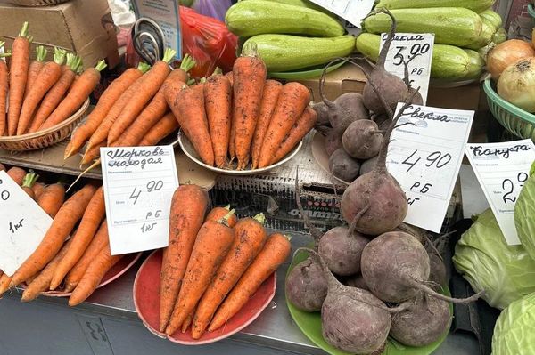 Ягодный ценопад на Комаровке в середине июля Ягодный ценопад на Комаровке в середине июля - Sputnik Беларусь