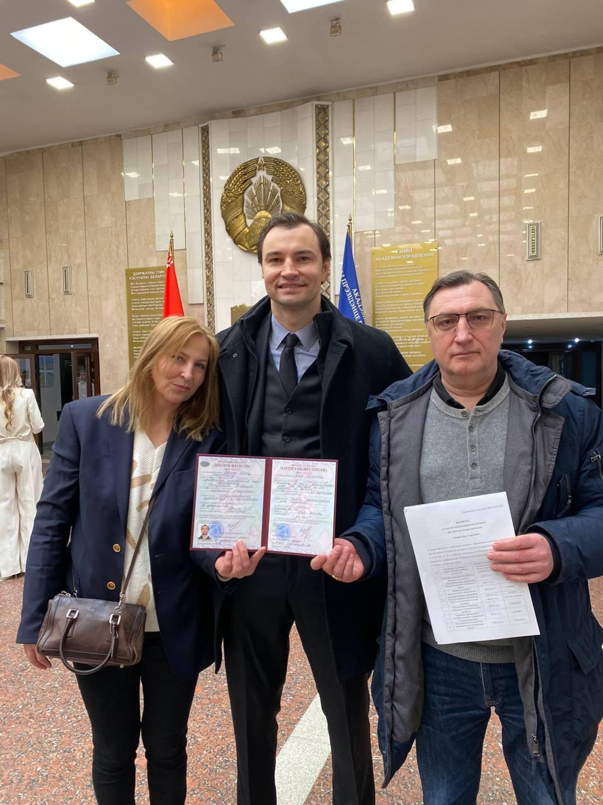 У Олега Евенко три диплома о высшем образовании, на фото – Олег с родителями и дипломом Академии управления при президенте Республики Беларуси. У Олега Евенко три диплома о высшем образовании, на фото – Олег с родителями и дипломом Академии управления при президенте Республики Беларуси. - Sputnik Беларусь, 1920, 10.07.2026