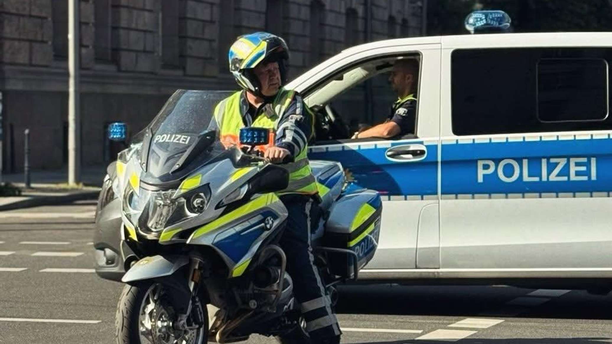 Полиция Берлина с пятницы пытается освободить заложницу в супермаркете