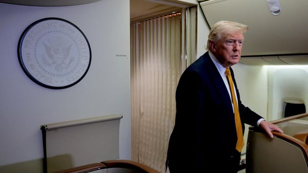 Президент США Дональд Трамп в своем новом самолете - Sputnik Беларусь