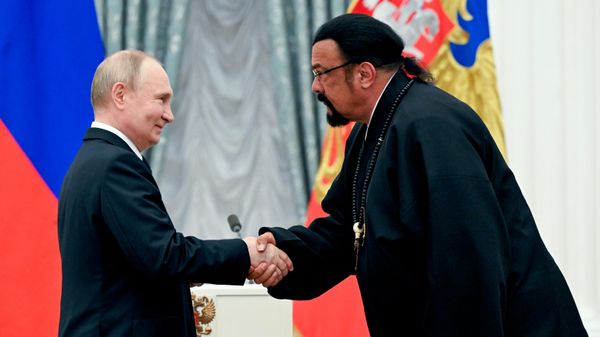 Президент РФ Владимир Путин и специальный представитель МИД России по вопросам российско-американских гуманитарных отношений, актер, кинопродюсер Стивен Сигал - Sputnik Беларусь