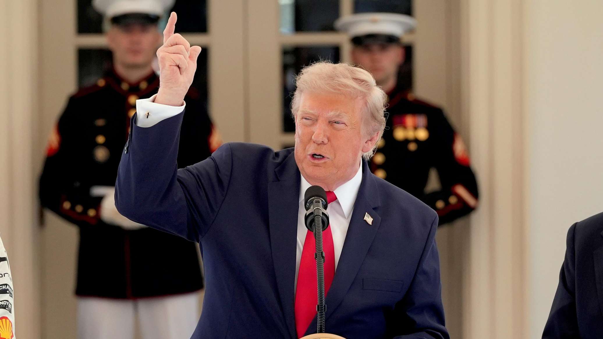 Клюшки, молоко и цемент: Трамп ввел пошлины в 50% на товары из Канады Клюшки, молоко и цемент: Трамп ввел пошлины в 50% на товары из Канады