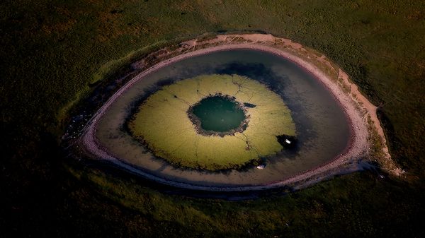 Снимок The Eye of the Apennines итальянского фотографа Valeria Castiello, попавший в ТОП 101 конкурса The 2nd International Aerial Photographer of the Year 2026 - Sputnik Беларусь