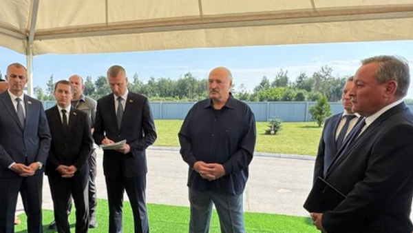 Президент Беларуси Александр Лукашенко посещает молочно-товарный комплекс Устенский - Sputnik Беларусь