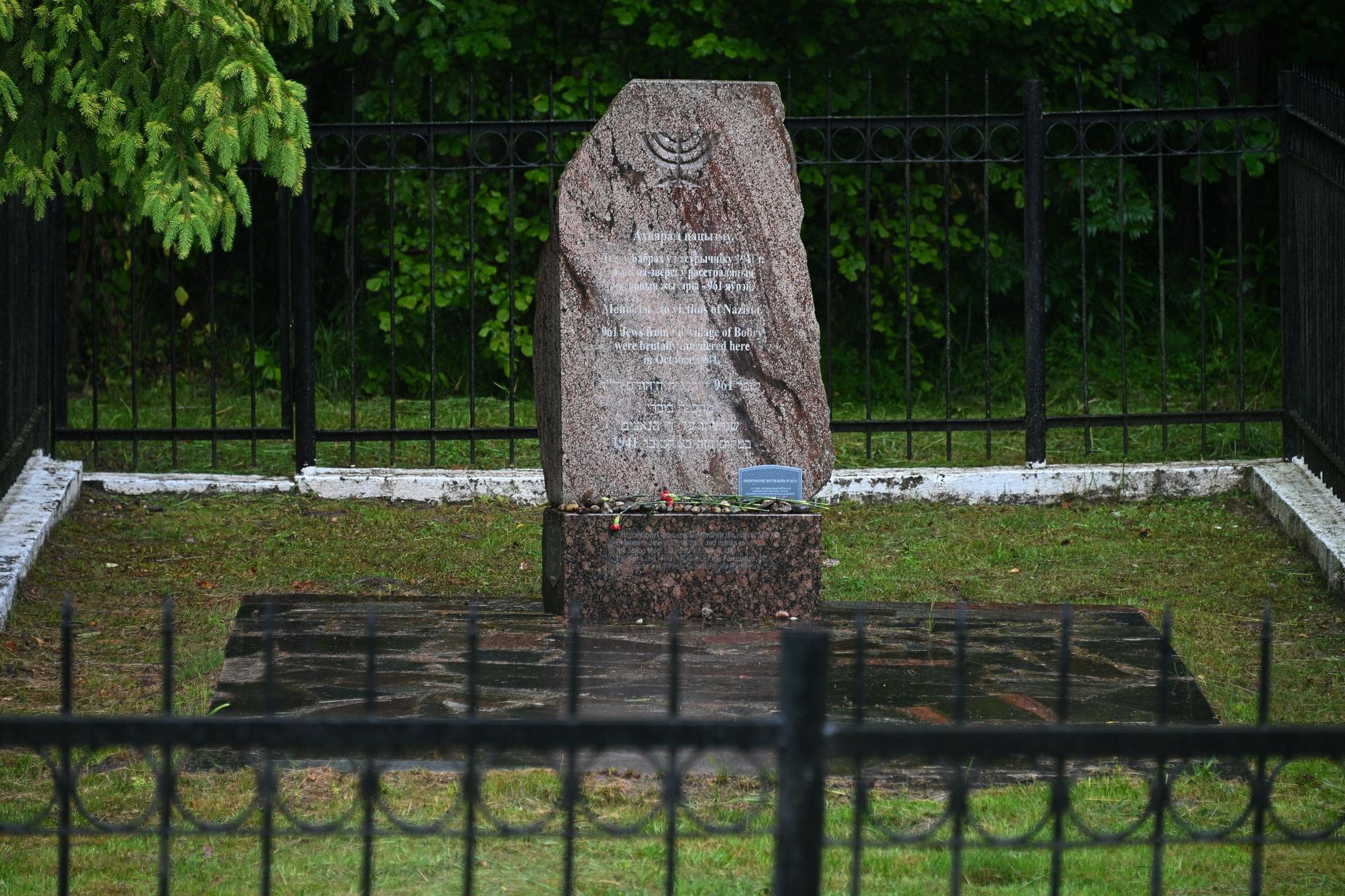 Мемориал жертвам Холокоста в Бобре, где нацисты расстреляли почти тысячу человек.