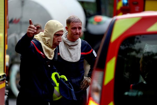 Пожарные участвуют в тушении пожара в лесу Фонтенбло в Нуази-сюр-Эколь, недалеко от Парижа, Франция - Sputnik Беларусь