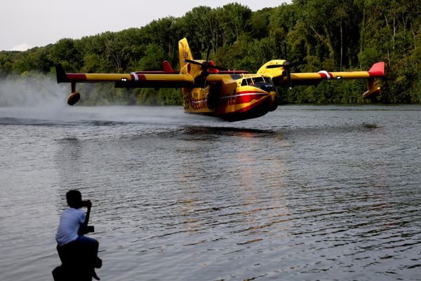 Пожарный самолет Canadair набирает воду из Сены, чтобы помочь в борьбе с лесным пожаром в лесу Фонтенбло недалеко от Парижа, Франция - Sputnik Беларусь