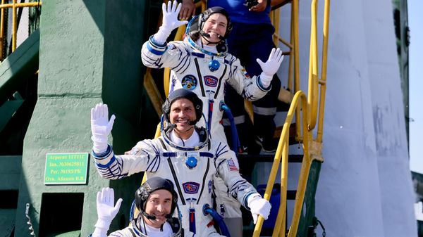 Космонавты Петр Дубров и Анна Кикина и астронавт Анил Менон (в центре) - Sputnik Беларусь
