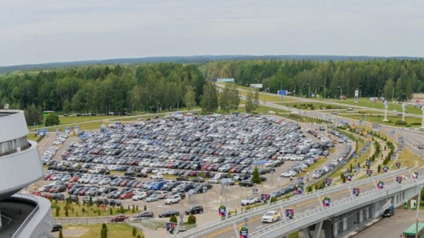 Парковка возле Национального аэропорта Минск - Sputnik Беларусь