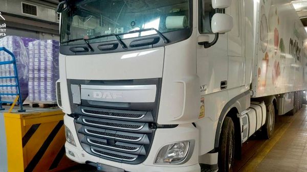 Грузовой автомобиль DAF молдавского перевозчика с партией шоколада - Sputnik Беларусь