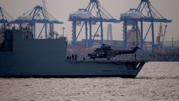 Вертолет на борту румынского военного корабля  - Sputnik Беларусь