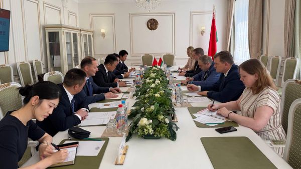 Рабочая встреча председателя Президиума НАН Беларуси Владимира Караника и вице-президента СIТIС Construction Лян Цзе - Sputnik Беларусь