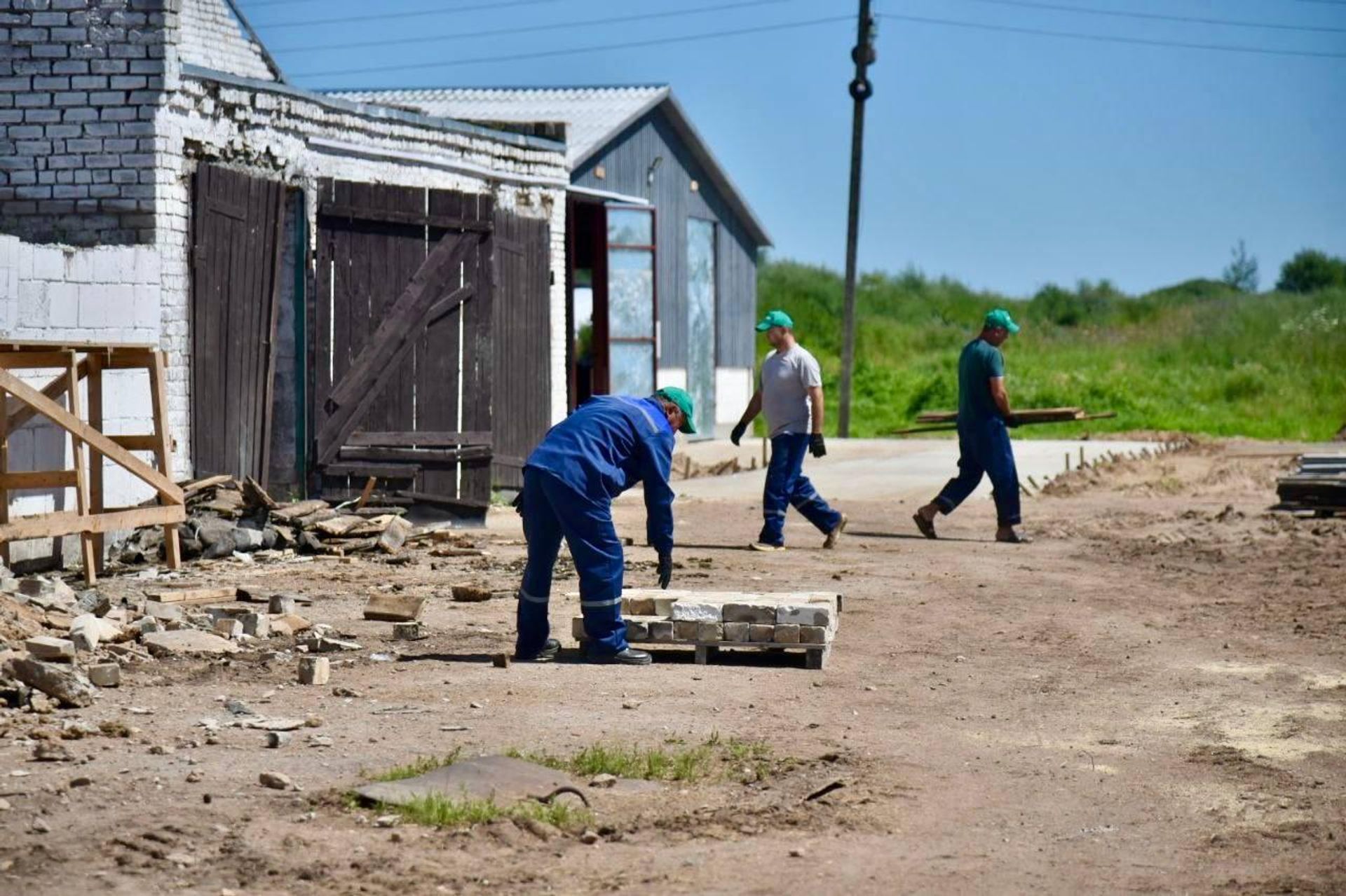 Бригада из Узбекистана занимается строительными работами в животноводческом комплексе Удело Витебской области - Sputnik Беларусь, 1920, 17.07.2026
