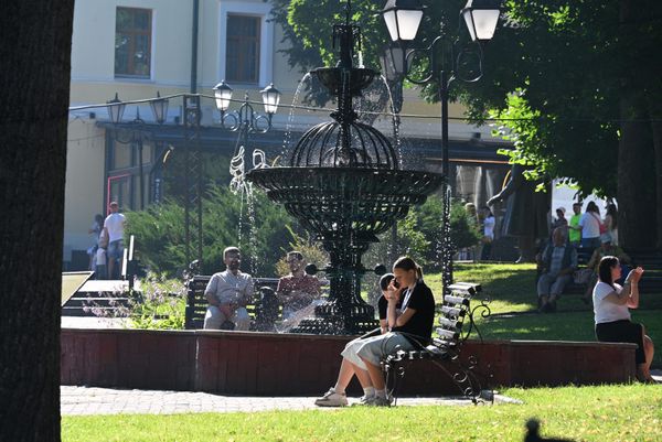 Оазис прохлады в центре знойного фестивального города - Sputnik Беларусь