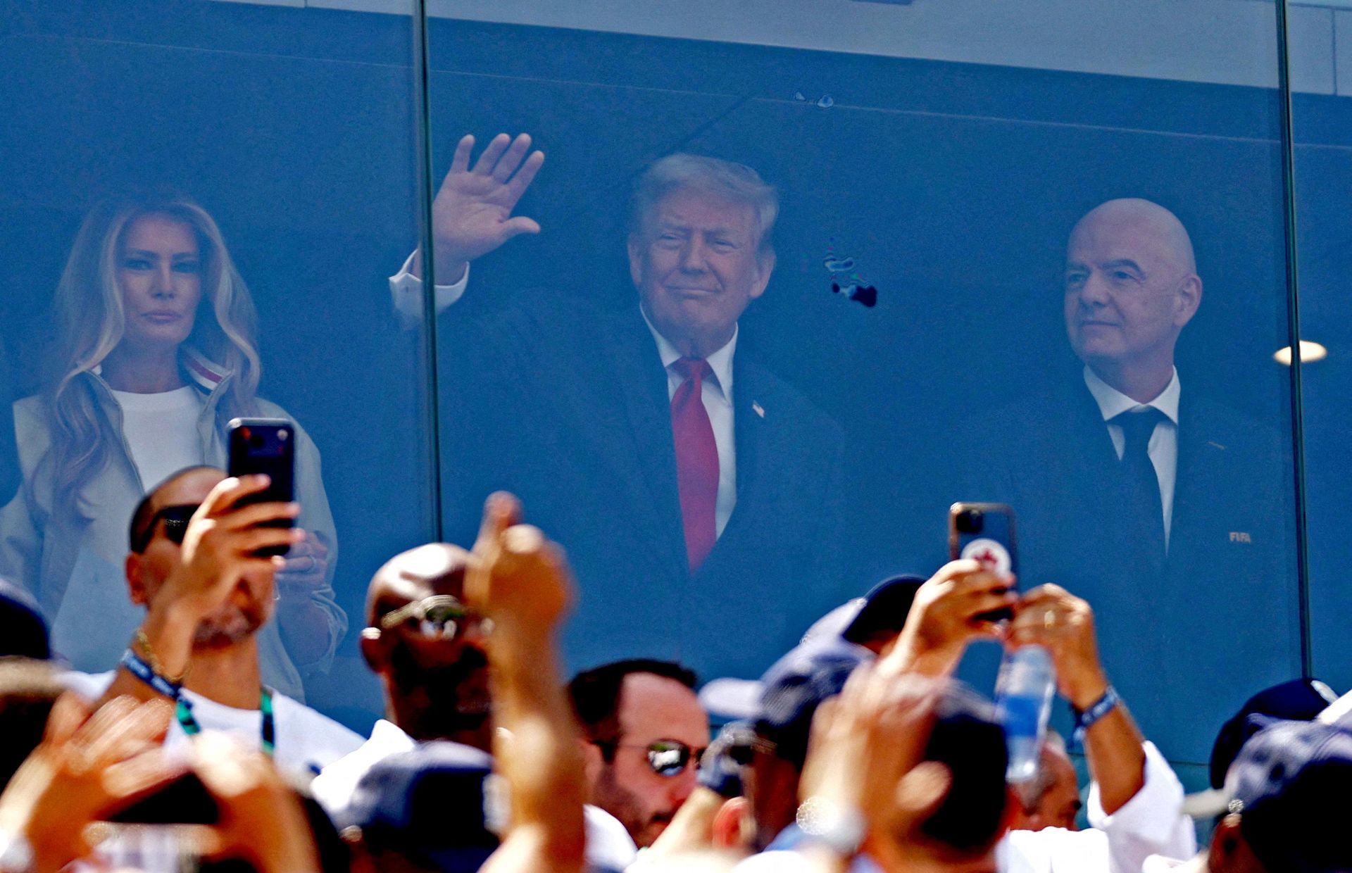 Дональд Трамп с супругой Меланией и главой ФИФА Джанни Инфантино