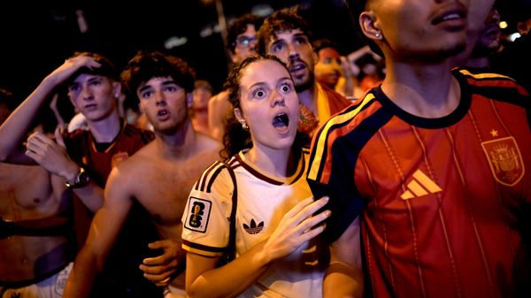 Іспанскія фанаты пасля гола Торэса  - Sputnik Беларусь
