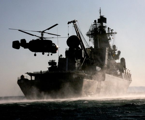 Противолодочный вертолет Ка-27 у гвардейского ракетного крейсера "Варяг". - Sputnik Беларусь