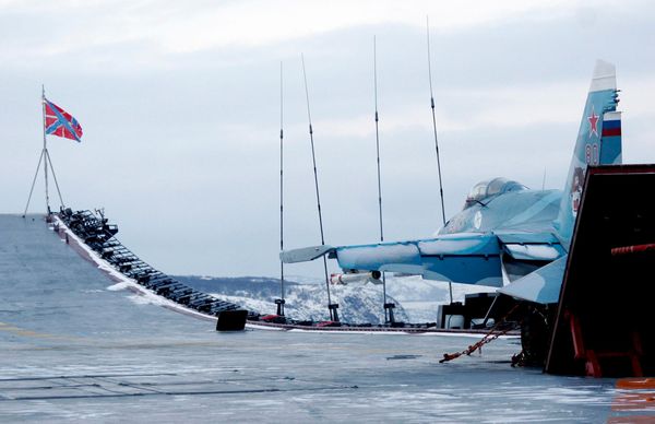 Многоцелевые палубные истребители Су-33 на взлетной палубе Тяжелого авианесущего крейсера "Адмирал флота Советского Союза Кузнецов". На протяжении многих лет Су-33 был единственным корабельным истребителем в составе ВМФ России. - Sputnik Беларусь