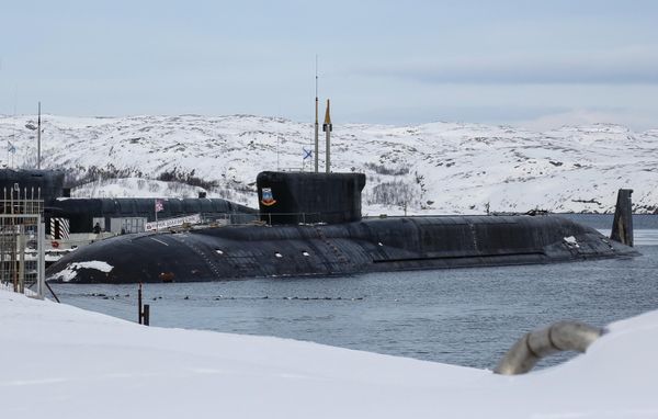 Атомная подводная лодка К-535 "Юрий Долгорукий" проекта 955 "Борей". Каждый "Борей" несет по 16 межконтинентальных баллистических ракет "Булава". Одна подлодка может уничтожить целую страну среднего размера и при этом оставаться практически невидимой на глубине. - Sputnik Беларусь