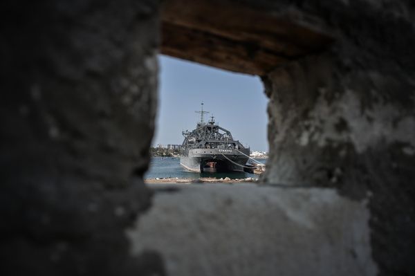 Старейшее действующее судно ВМФ России и одно из старейших военных судов мира – спасательный катамаран "Коммуна". Он вошел в состав флота 27 июля (или 14-го по старому стилю) 1915 года. - Sputnik Беларусь