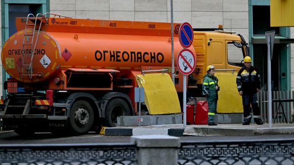 Бензовоз на заправке, архивное фото - Sputnik Беларусь