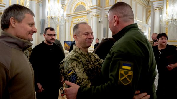 Александр Сырский (в центре) - Sputnik Беларусь