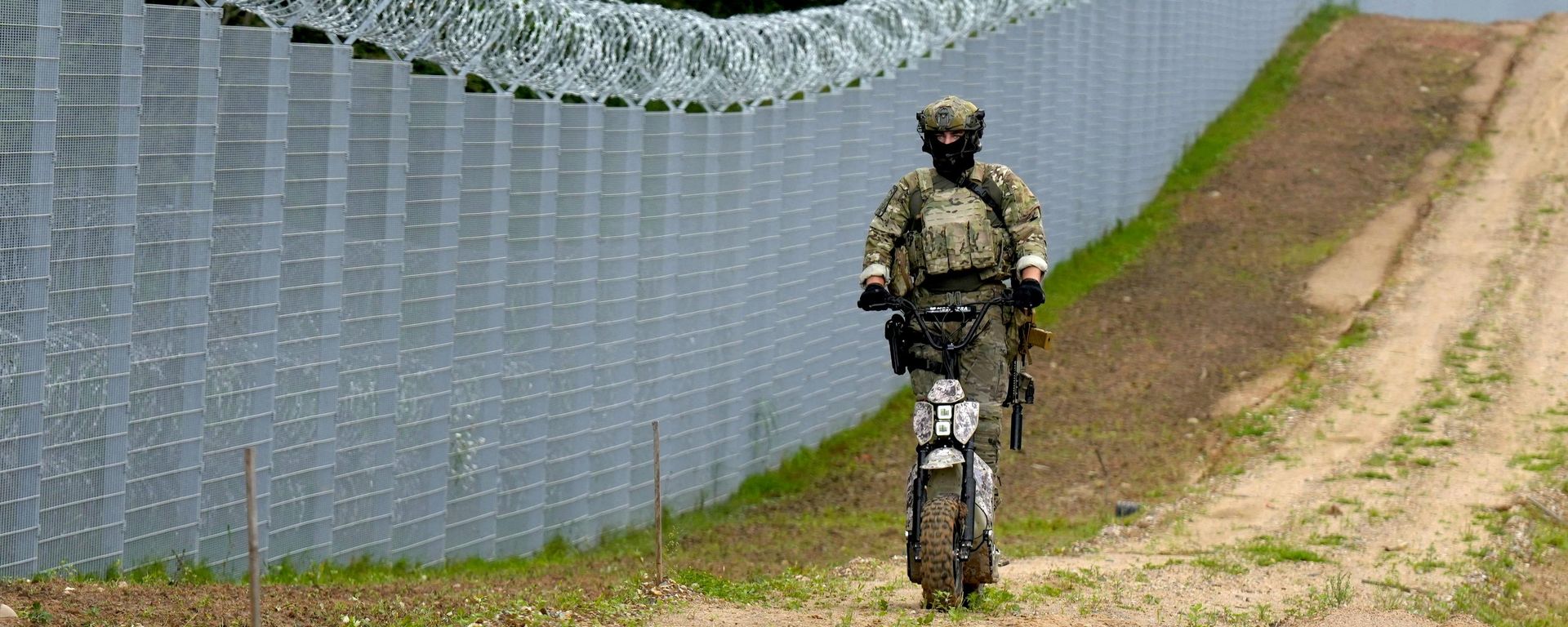 Сотрудник пограничной охраны Латвии на границе с Беларусью - Sputnik Беларусь, 1920, 22.07.2026