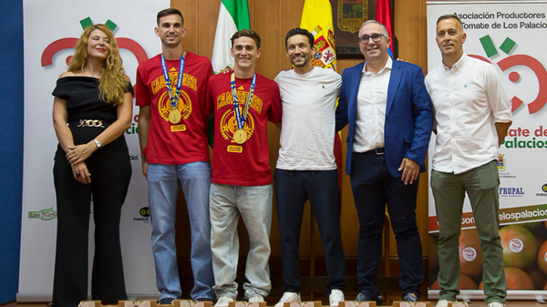 Игроков сборной Испании по футболу Гави и Фабиана Руиса после победы на чемпионате мира в городе Лос-Паласьос-и-Вильяфранка наградили помидорами - Sputnik Беларусь