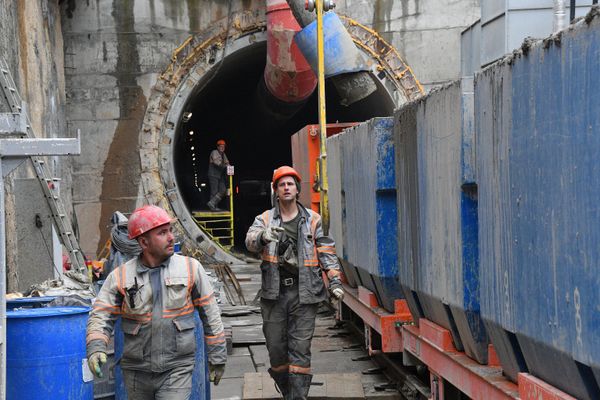 Технологические составы доставляют под землю материалы, бетон и оборудование, а обратно вывозят грунт