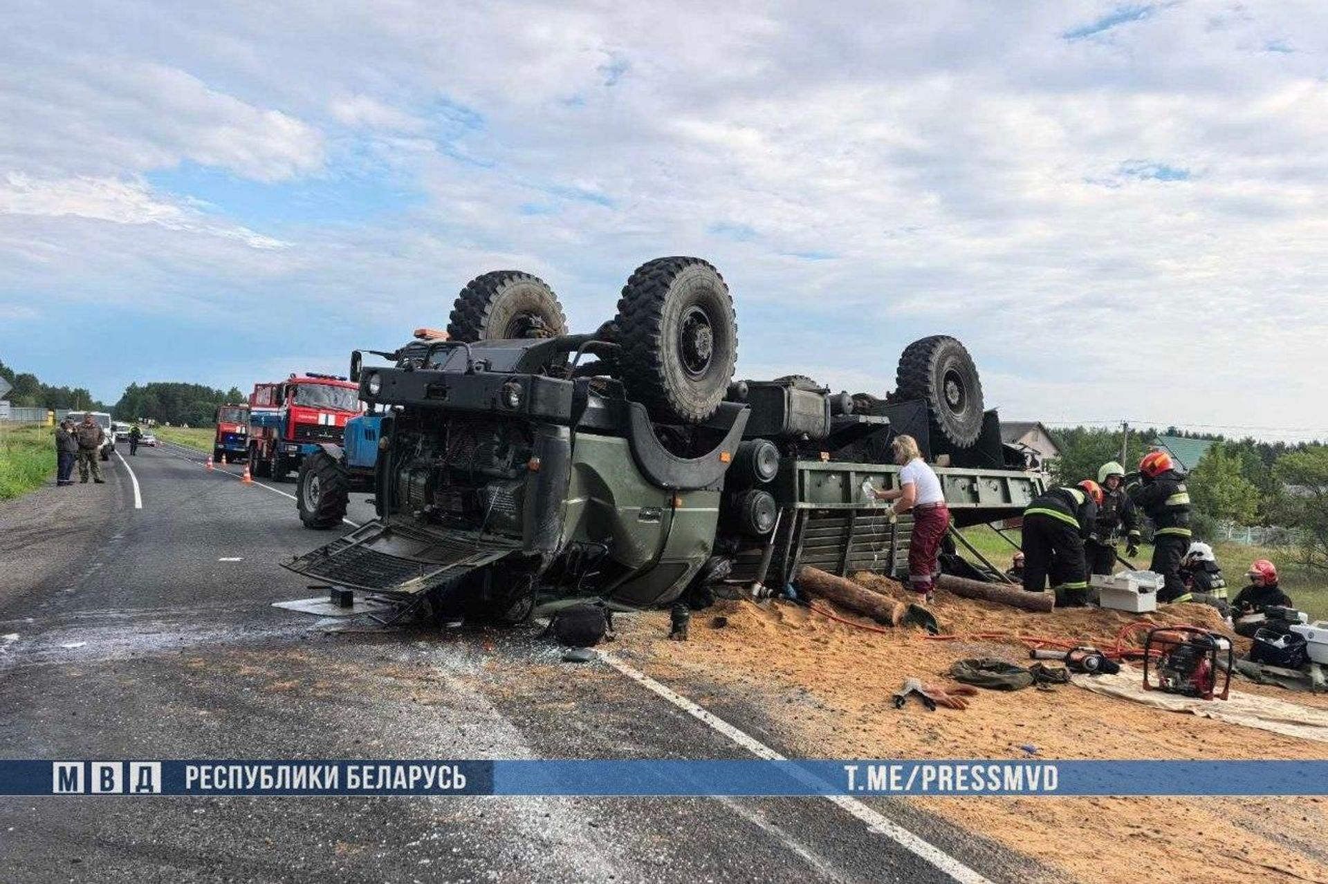 Двое военнослужащих погибли в ДТП с армейским грузовиком на трассе Осиповичи - Барановичи - Sputnik Беларусь, 1920, 24.07.2026