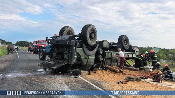 Двое военнослужащих погибли в ДТП с армейским грузовиком на трассе Осиповичи - Барановичи - Sputnik Беларусь