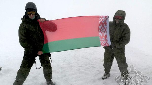Военнослужащие развернули белорусский флаг на Эльбрусе - Sputnik Беларусь