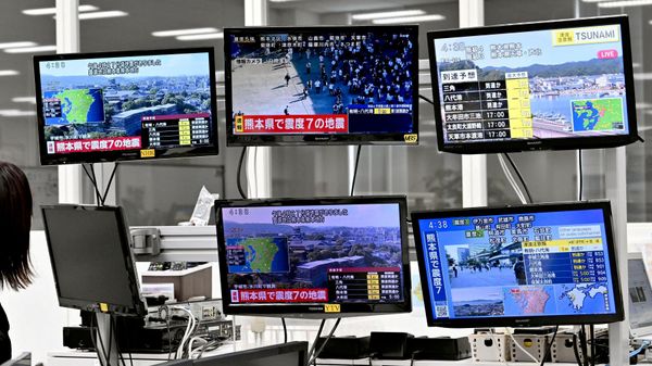 Экраны телевизоров с кадрами землетрясения на острове Кюсю - Sputnik Беларусь